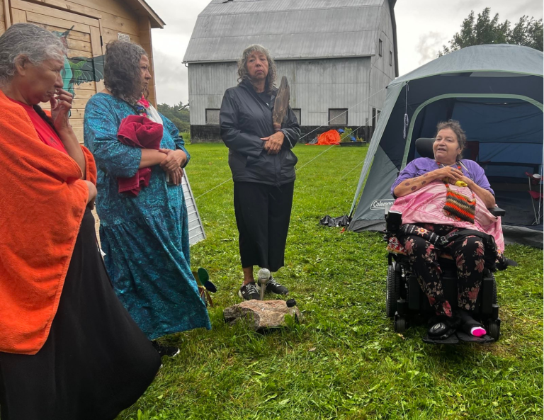 La madre y la tía de Bella Laboucan-Mclean, junto a Terri Monture de No More Silence, y Wanda Whitebird antes de la ceremonia de su familia en el Hummingbird Lodge, en Six Nations of the Grand River. Crédito de la foto: Audrey Huntley, Otoño 2023
