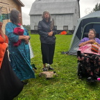 La madre y la tía de Bella Laboucan-Mclean, junto a Terri Monture de No More Silence, y Wanda Whitebird antes de la ceremonia de su familia en el Hummingbird Lodge, en Six Nations of the Grand River. Crédito de la foto: Audrey Huntley, Otoño 2023