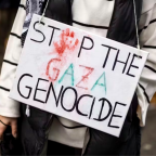 Las personas con carteles que piden el fin del genocidio en la Franja de Gaza han sido algo común en las protestas pro palestinas. Christoph Reichwein/Picture Alliance vía Getty Images