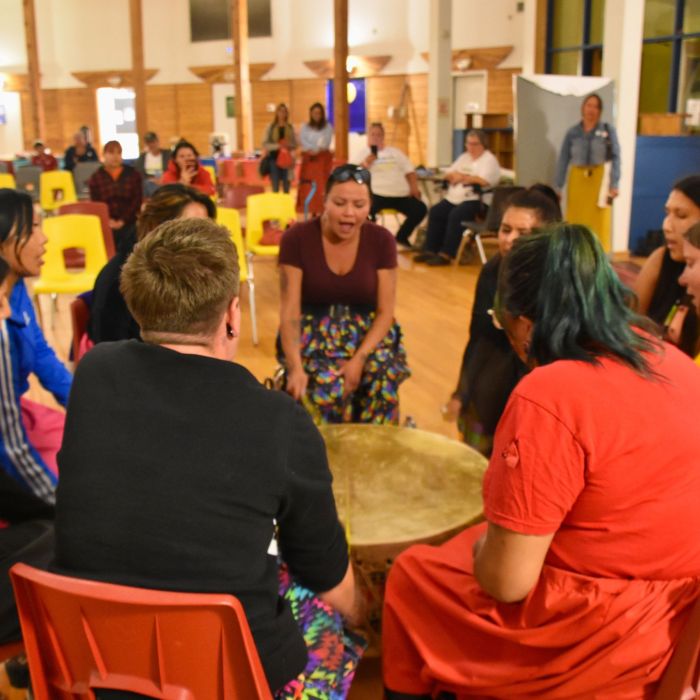 El grupo grande de mujeres de tambores Soaring Eagle tocaron en el acto inaugural del Orgullo Mundial Indígena Ritmos Descolonizados en el territorio del Tratado 1 (“Winnipeg, Manitoba, Canadá”) el 11 de agosto. Crédito de la foto Jen Deerinwater