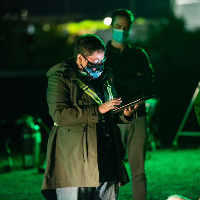 Foto de Theo Cuthand, dirigiendo en el rodaje de Kwêskosìw (Ella Silba), en 2020 en Tkaronto (“Toronto, Ontario, Canadá”). Crédito de la foto Jason Jarrett.