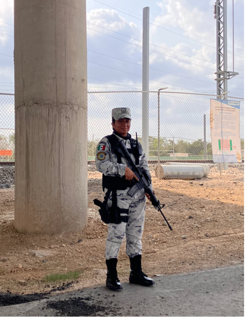 Un miembro de la Guardia Nacional en la entrada de la estación de tren de Teya Mérida, en Yucatán. Crédito de la foto: Jesse Foley-Tapia, Marzo 10, 2024