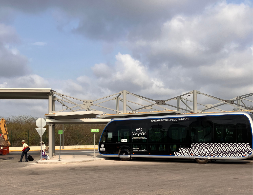 A Va-y-Ven electric bus unloads passengers outside the Teya Mérida train station. Photo credit: Jesse Foley-Tapia
