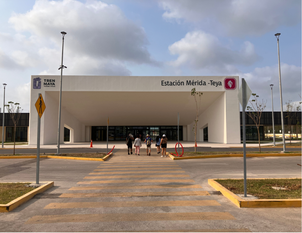 Los pasajeros se dirigen hacia el interior de la estación de tren de Teya Mérida, en Yucatán. Crédito de la foto: Jesse Foley-Tapia, Marzo 10, 2024