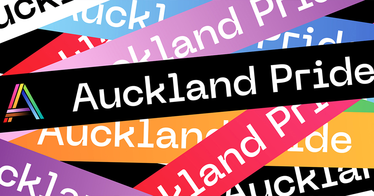 La foto muestra el poster del Festival del Orgullo de Auckland. Las palabras "Orgullo de Auckland", en Inglés, se leen en el poster repetidamente, en diferentes colores que hacen referencia a la bandera del Orgullo.