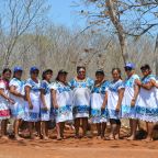 Las Amazonas de Yaxunah posan para una foto de equipo, antes de jugar contra las Águilas de San Antonio, en la municipalidad de Halachó, ubicada en la península de Yucatán. En la foto están usando sus vestidos tradicionales tejidos, y están con los pies descalzos.