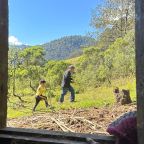 Un tío abuelo y su sobrino suben una colina en la casa de su tatarabuelo. Cuando las familias Indígenas deciden dejar sus territorios, también dejan atrás su historia y las conexiones familiares generacionales. La foto fue tomada en San Juan Ixcoy, Guatemala. Crédito de la foto: Lucero Gonzalez Alvarado, 29 de diciembre de 2022